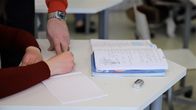 Karhuvuoren koulun opettaja Timo Markkanen opettamassa oppilasta.