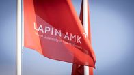 Punainen lippu, jossa lukee Lapin AMK.