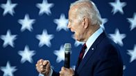 Joe Biden håller tal framför en amerikansk flagga.