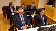 Kiantama-yrityksen toimitusjohtaja Vernu Vasunta asianajajansa kanssa ja hänen takanaan thaimaalainen liikekumppani Durian ja tämän tulkki.
