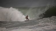 Surffari voimakkaan aallon huipulla.