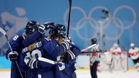 Suomen jääkiekon naisten maajoukkueen pelaajat juhlivat tekemäänsä maalia olympialaisissa 2022.