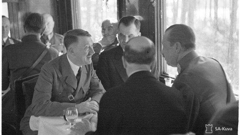 Adolf Hitler besöker Carl Gustaf Mannerheim på dennes 75-årsdag i Immola 4.6.1942.