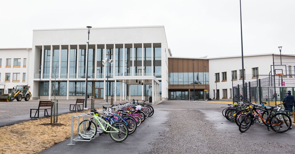 Uudenkaupungin yläkoulun rehtori sai potkut väitet