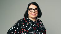 Ylen toimitusjohtaja Merja Ylä-Anttila katsoo hymyillen kameraan. 
