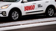 Yango-taksi liikennevaloissa.