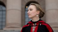 Saamelaisaktivisti Petra Laiti eduskuntatalon edessä.