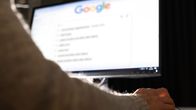 käsi hiirellä ja näytöllä googlen haku.