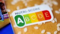 Nutri-score symbolen på ett paket med hamburgarbröd. 