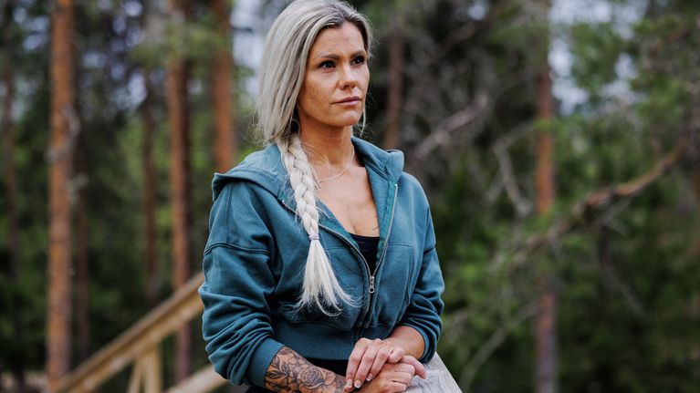 Marika Tuominiemi katsoo kameraan.