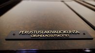 Perustustuslakivaliokunnan ovi eduskunnassa 18. lokakuuta.
