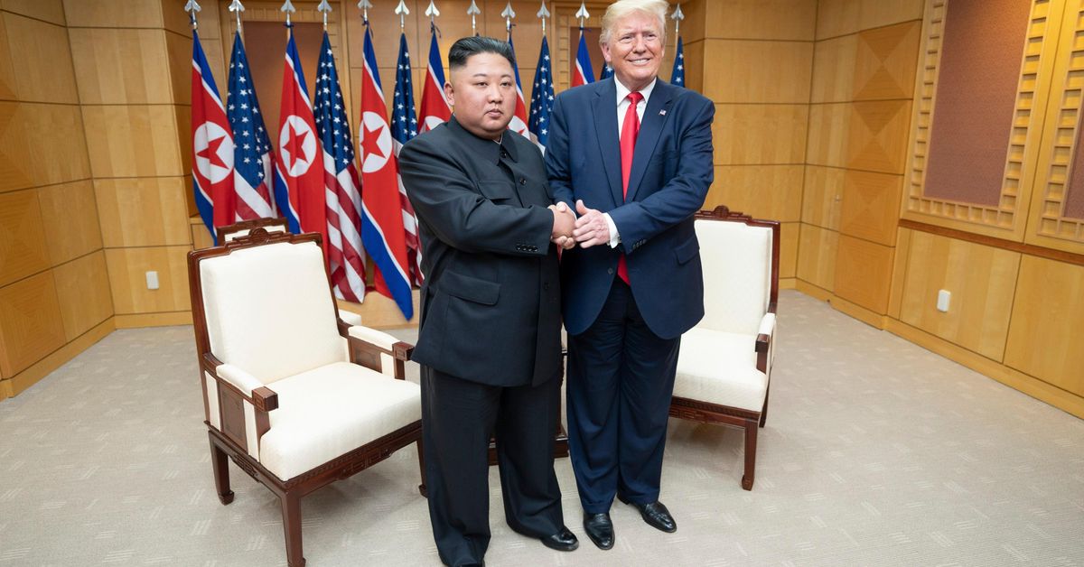 Kim Jong-un ja Donald Trump tapasivat Panmunjomissa 30. kesäkuuta 2019. Kuva: AOP