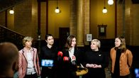 Viisikko eli Anna-Maja Henriksson, Emma Kari, Sanna Marin, Annika Saarikko ja Li Andersson puhuivat medialle ennen neuvotteluja.