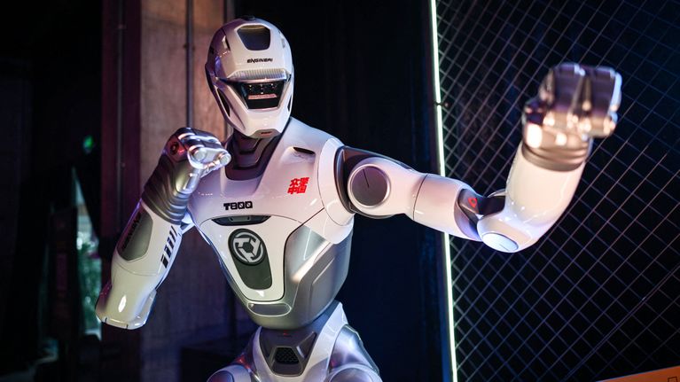 Kiinalaisen EngineAI-yhtiön humanoidirobotti oli esillä Shenzhenissä viikonloppuna.