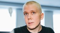 Henkilöt istuvat oikeudenkäynnissä pöydän ääressä.