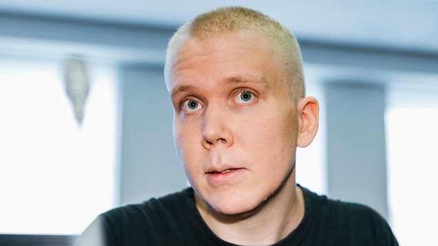 Henkilöt istuvat oikeudenkäynnissä pöydän ääressä.