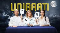 Aleksis Salusjärvi, Suvi Tuuli Kataja ja Soila Lauronen istuvat öisessä kuutamomaisemassa Uniraati-tekstin alla. Heillä on kädessään raadin pistelaput ja he ovat pukeutuneet pyjamaan.