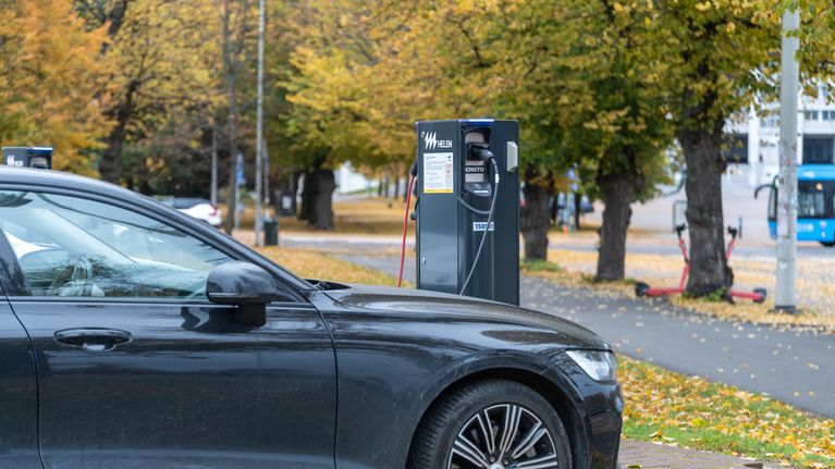 Bilar står parkerade.
