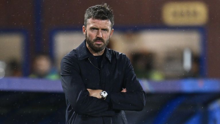 Michael Carrick står med armarna i kors.
