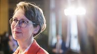 Sari Essayah puhuu medialle Helsingin Säätytalolla 16. kesäkuuta 2023.