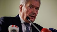 Sauli Niinistö puhui medialle eduskunnan kahvilassa.
