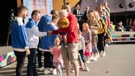Hyväntekeväisyyskättelyn iloinen jono Pointissa.