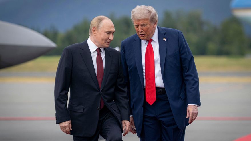 Rysslands president Vladimir Putin och USA:s president Donald Trump bredvid varandra ute på en flygplats. 