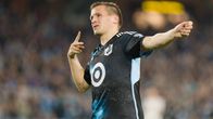 Robin Lod tuulettaa maalia.