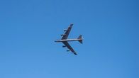 B-52 pommikone taivaalla.