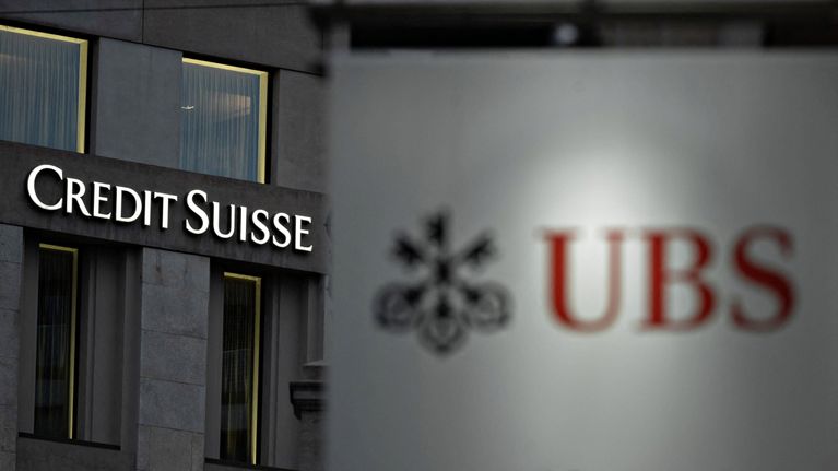 Credit Suisse- ja UBS-pankin logot Sveitsin Genevessä.
