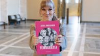 Kansanedustaja Jessi Jokelainen pitää kädessään kirjaa nimeltä Femokratia. 