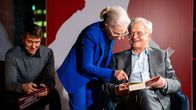 Jussi Vatanen, Seela Sella ja Sauli Niinistö lukemassa  Tuntematonta sotilasta lukumaratonissa 5.12.2024.