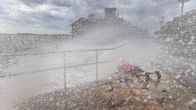 En genomblöt turist fotograferarade stormvågorna i Cedar Key, Florida, på torsdagen. 