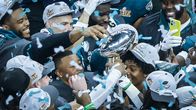 Philadelphia Eagles jublar med NFL-bucklan. 