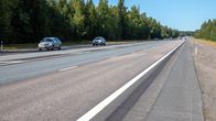 Autoliikennettä Nelostien varalaskupaikassa Joutsassa.