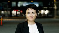 Minna Kivipelto seisoo ulkona.