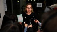 VTV:n entinen pääjohtaja Tytti Yli-Viikari saapui oikeustalolle.