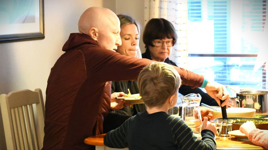 Mårten Boström och hans familj sitter vid matbordet och äter lunch.