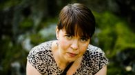 Anna Kontula istuu ulkona.