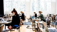 Helsingin Kallion lukion liikuntasalissa tehtiin 18. maaliskuuta vieraan kielen lyhyen oppimäärän ylioppilaskoe.