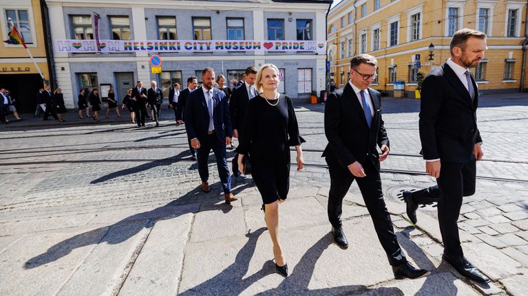 Ministerit ja turvahenkilöstö siirtyivät kävellen Presidentinlinnalta Säätytalolle iltapäivällä.