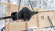 Tsasounan hiiltynyttä sipulikupolia nostetaan ylös tsasounan edessä.
