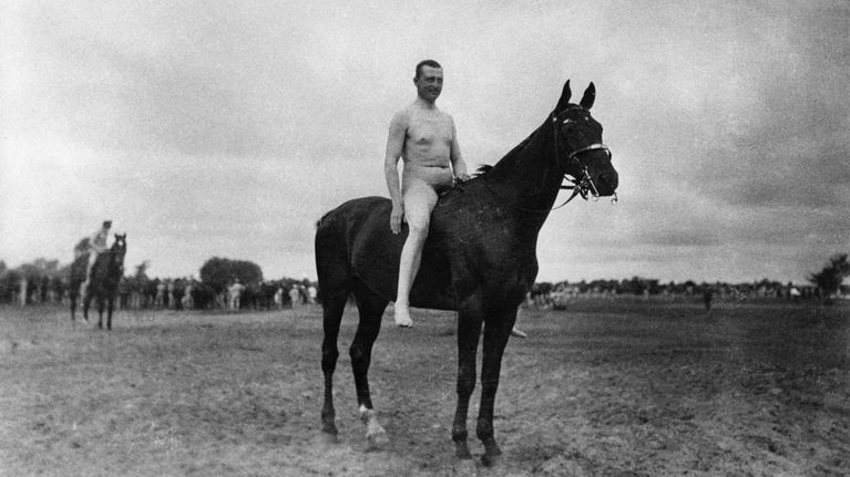  Alaston prikaatinkenraali Carl Gustaf Emil MANNERHEIM ratsunsa selässä.
