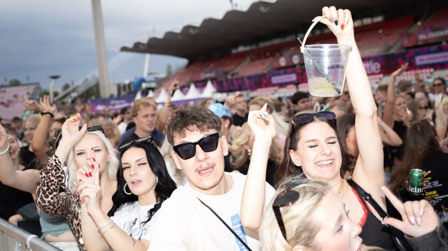 Yleisöä korelonin ja Slikin keikalla Bolockfest perjantaina.