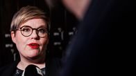 Keskustan puheenjohtaja Annika Saarikko vastaa toimittajille.