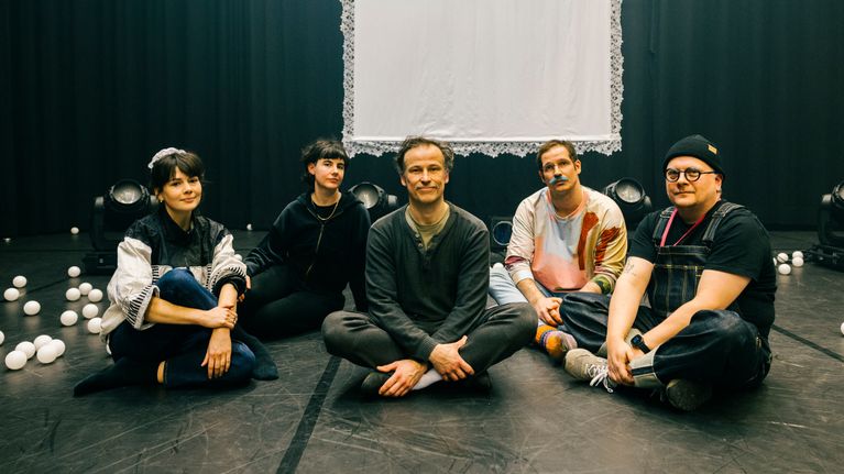 Alice Williamson, Anna Clock, Sakari Männistö, Aku Meriläinen ja Eero Auvinen istuvat näyttämöllä.