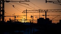 Kaupungin siluetti Pasilasta nähtynä helmikuisena aamuna auringonnousun aikaan.