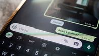 Pikaviestipalvelu WhatsApp OnePlus-älypuhelimen ruudulla.