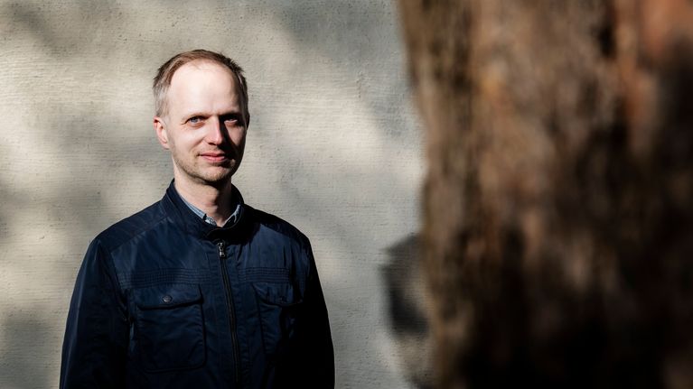 Helsingin yliopiston yliopistolehtori Matti Ylönen kuvattiin Herttoniemessä.