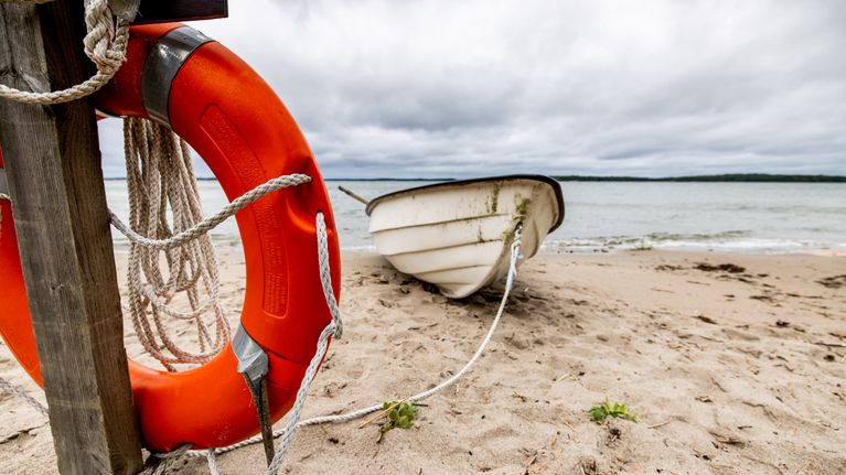 Simring vid en strand och en båt.